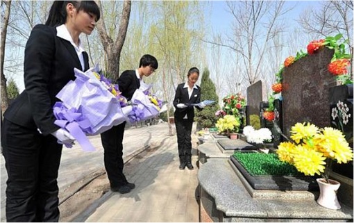 Qingming-Festival-Professional-Mourners-for-Hire-at-Gravesite